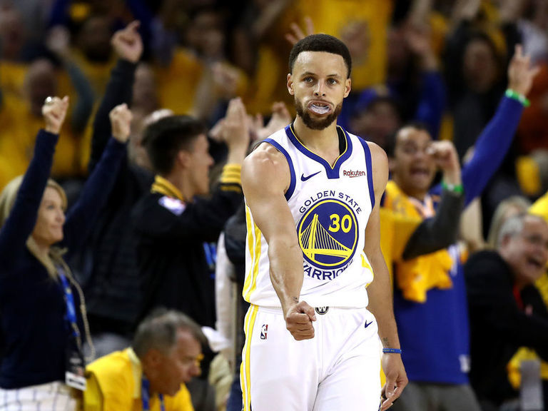 Durantless Warriors ride Curry's hot hand to Game 1 victory