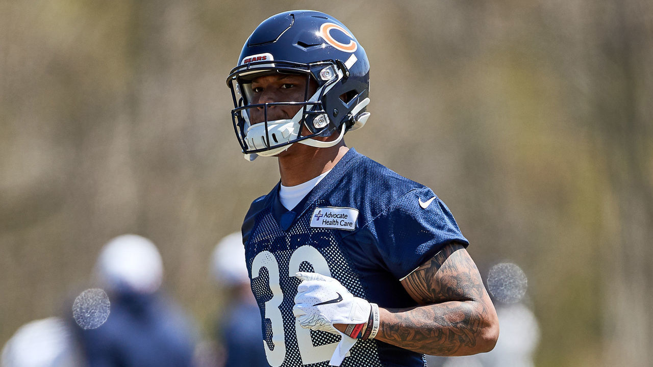LAKE FOREST, IL - MAY 04: Chicago Bears running back David Montgomery (32) warms up during the Chicago Bears Rookie Minicamp on May 4, 2019 at Halas Hall, in Lake Forest, IL.