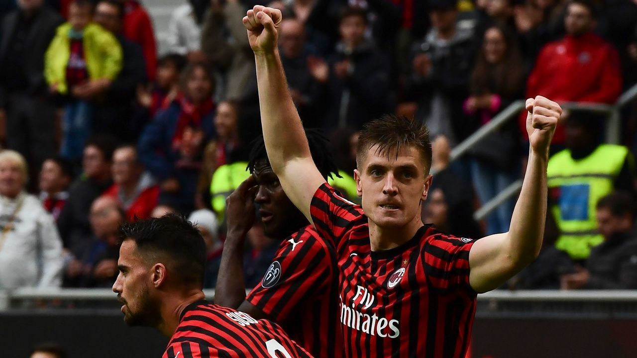 AC Milan's Polish forward Krzysztof Piatek (R) is congratulated by AC Milan's Ivorian midfielder Franck Kessie (C) and AC Milan's Spanish forward Suso (L) after scoring the first goal during the Italian Serie A football match AC Milan vs Frosinone on May 19, 2019 at the San Siro stadium in Milan.