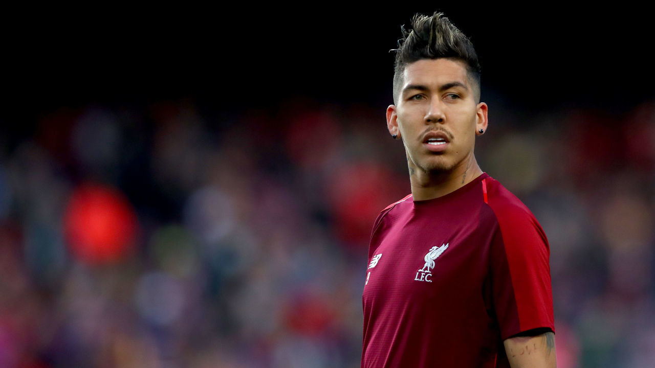 BARCELONA, SPAIN - MAY 01: Roberto Firmino of Liverpool warms up ahead of the UEFA Champions League Semi Final first leg match between Barcelona and Liverpool at the Nou Camp on May 01, 2019 in Barcelona, Spain.