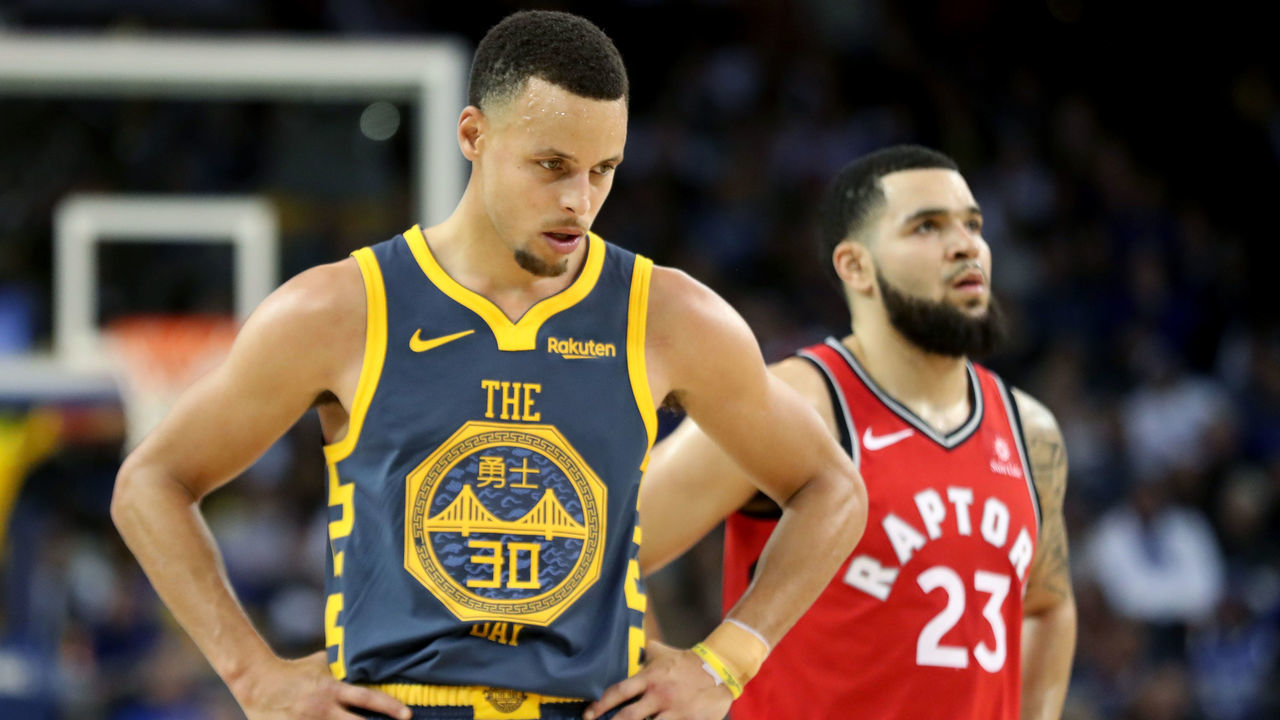OAKLAND, CALIFORNIA - DECEMBER 12: Golden State Warriors' Stephen Curry (30) looks down as the Warriors lose to the Toronto Raptors during the third quarter of a NBA game at Oracle Arena in Oakland, Calif., on Wednesday, Dec. 12, 2017. (Ray Chavez/Digital First Media/The Mercury News via Getty Images)
