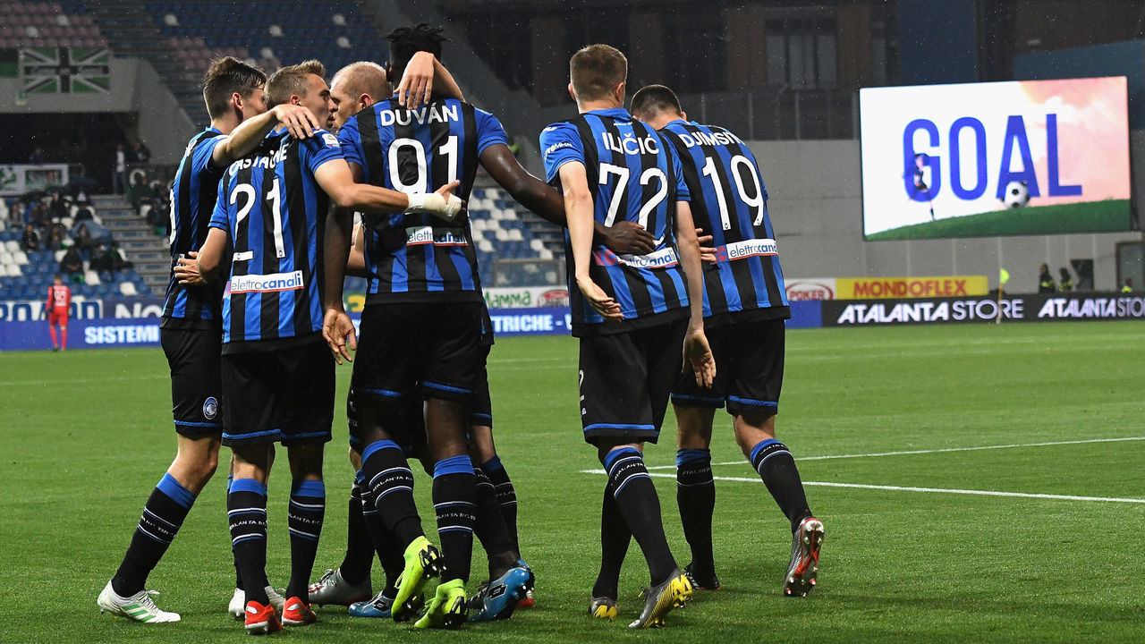 REGGIO NELL'EMILIA, ITALY - MAY 26: Duvan Zapata of Atalanta BC celebrates after scoring the 1-1 goal with team mates during the Serie A match between Atalanta BC and US Sassuolo at Mapei Stadium - Citta del Tricolore on May 26, 2019 in Reggio nell'Emilia, Italy