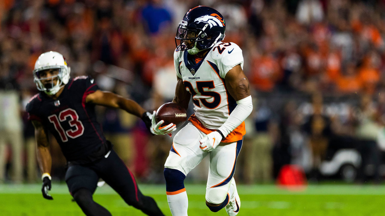 GLENDALE, AZ - OCTOBER 18: Denver Broncos cornerback Chris Harris (25) returns an interception during an NFL regular season football game against the Arizona Cardinals at State Farm Stadium on October 18, 2018, in Glendale, AZ.