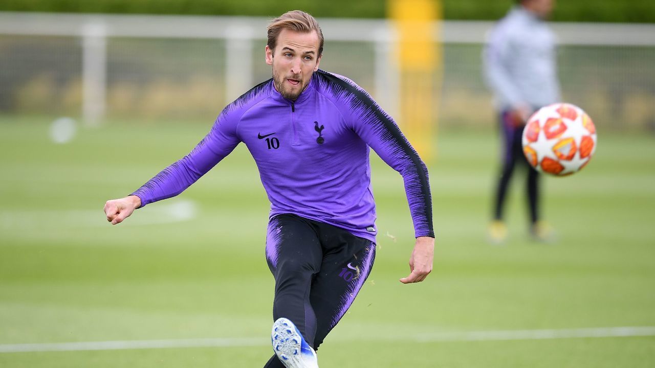 Tottenham Hotspur's English striker Harry Kane takes part in a team training session at Tottenham Hotspur's Enfield Training Centre, north London, on May 27, 2019 ahead of their UEFA Champions League Final football match against Liverpool.