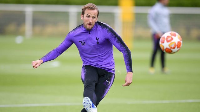Tottenham Hotspur's English striker Harry Kane takes part in a team training session at Tottenham Hotspur's Enfield Training Centre, north London, on May 27, 2019 ahead of their UEFA Champions League Final football match against Liverpool.