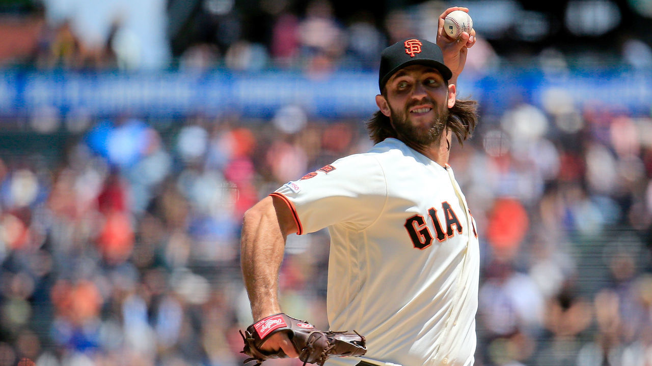 SAN FRANCISCO, CALIFORNIA - MAY 23: Madison Bumgarner #40 of the San Francisco Giants pitches during the first inning against the Atlanta Braves at Oracle Park on May 23, 2019 in San Francisco, California.