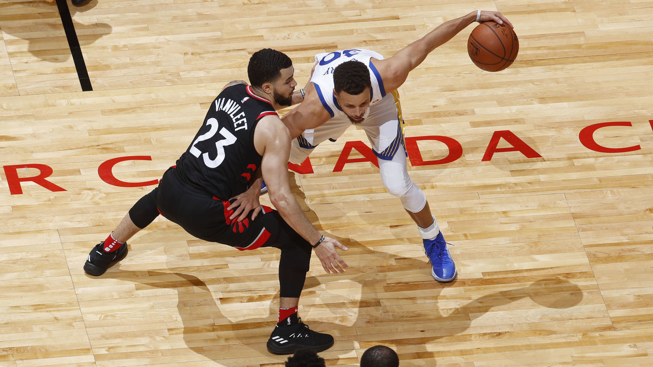 TORONTO, CANADA - JANUARY 13: Stephen Curry #30 of the Golden State Warriors handles the ball against the Toronto Raptors on January 13, 2018 at the Air Canada Centre in Toronto, Ontario, Canada. Mandatory Copyright Notice: Copyright 2018 NBAE