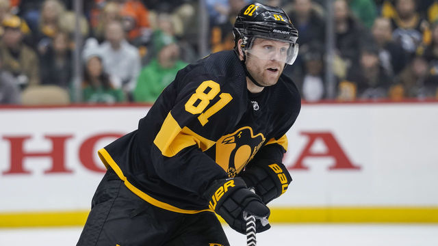 PITTSBURGH, PA - MARCH 17: Pittsburgh Penguins Right Wing Phil Kessel (81) looks on during the first period in the NHL game between the Pittsburgh Penguins and the Philadelphia Flyers on March 17, 2019, at PPG Paints Arena in Pittsburgh, PA.