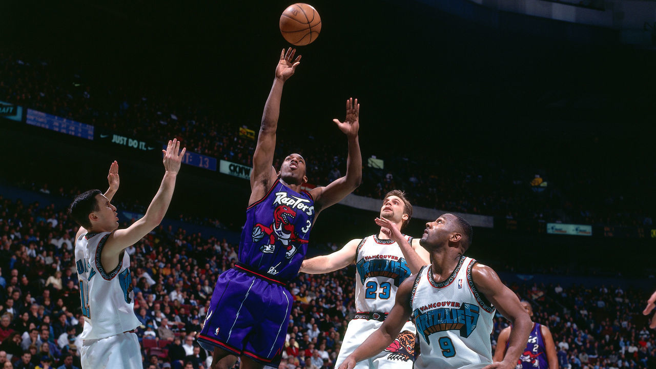 VANCOUVER BC - 1998: Chauncey Billups #3 of the Toronto Raptors shoots against the Vancouver Grizzlies circa 1998 at the General Motors Palace in Vancouver B.C.. Mandatory Copyright Notice: Copyright 1998 NBAE