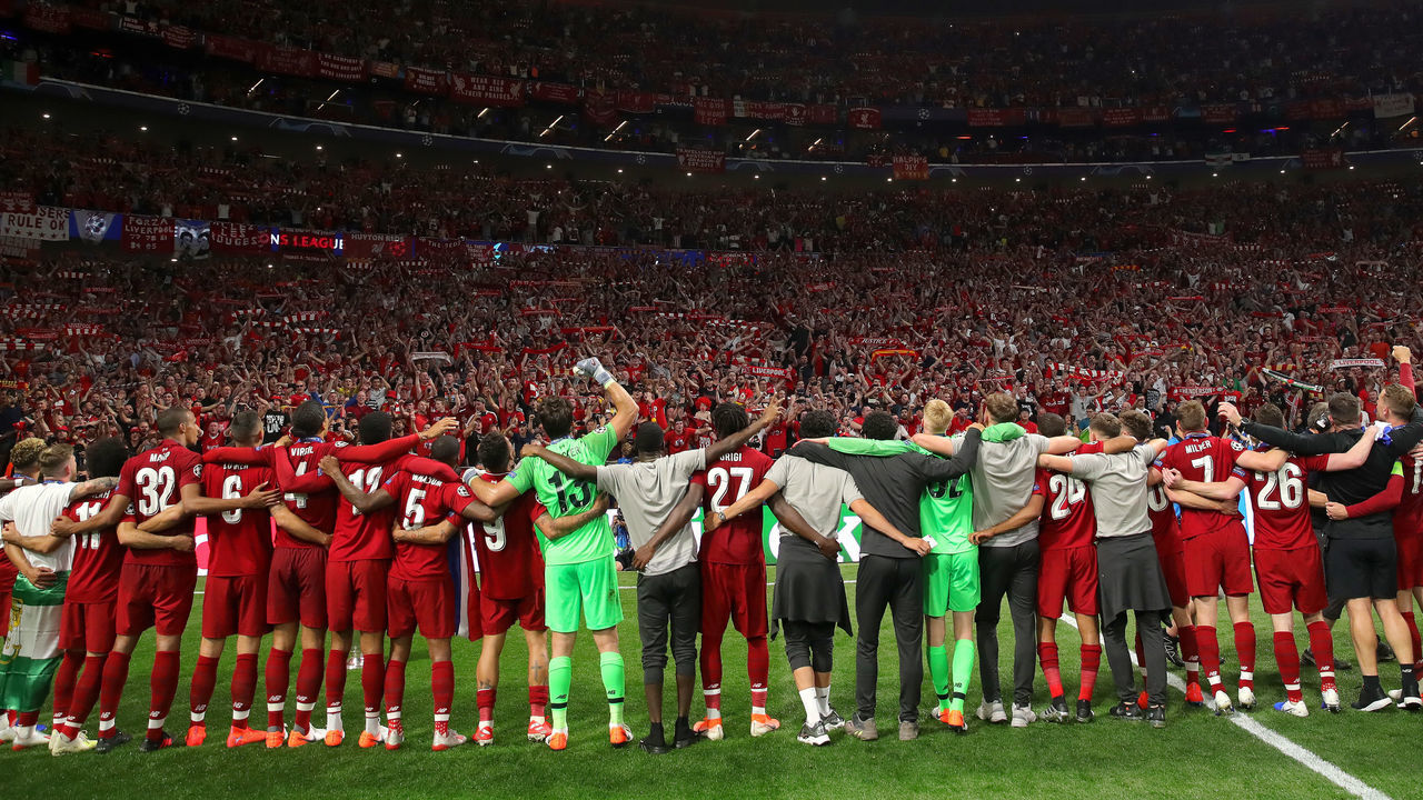 MADRID, SPAIN - JUNE 01: Liverpool players stand arm in arm as they celebrate towards the fans following the UEFA Champions League Final between Tottenham Hotspur and Liverpool at Estadio Wanda Metropolitano on June 01, 2019 in Madrid, Spain.