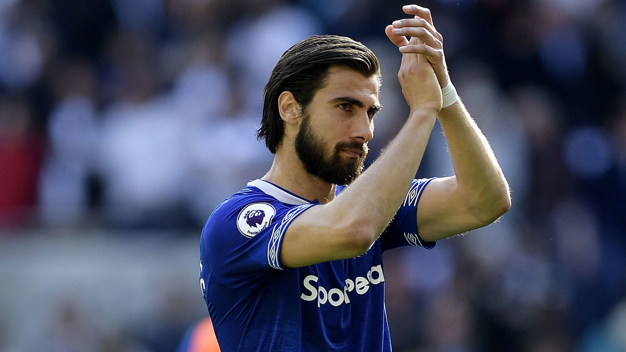 LONDON, ENGLAND - MAY 12: Andre Gomes of Everton applauds the fans after the Premier League match between Tottenham Hotspur and Everton Fc at the Tottenham Hotspur Stadium on May 12, 2019 in London, England.
