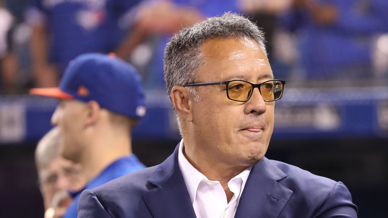 TORONTO, ON - JULY 4: Manager John Gibbons #5 (R) of the Toronto Blue Jays talks to former teammate and current television commentator Ron Darling before the start of MLB game action against the New York Mets at Rogers Centre on July 4, 2018 in Toronto, Canada.