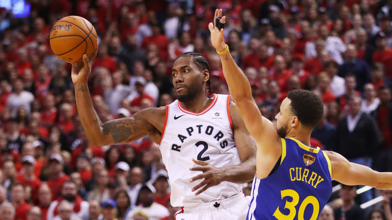 TORONTO, ONTARIO - JUNE 02: Kawhi Leonard #2 of the Toronto Raptors is defended by Stephen Curry #30 of the Golden State Warriors in the second half during Game Two of the 2019 NBA Finals at Scotiabank Arena on June 02, 2019 in Toronto, Canada.