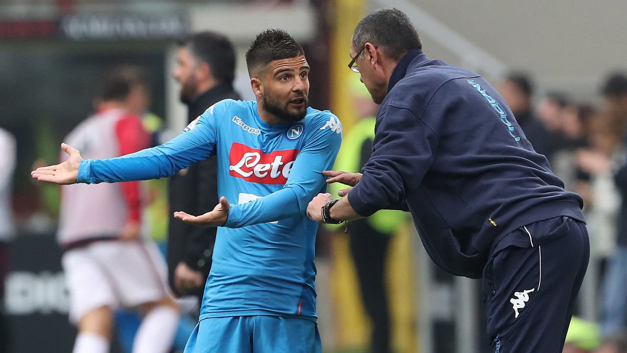 MILAN, ITALY - APRIL 15: Lorenzo Insigne of SSC Napoli speaks to his coach Maurizio Sarri during the serie A match between AC Milan and SSC Napoli at Stadio Giuseppe Meazza on April 15, 2018 in Milan, Italy.