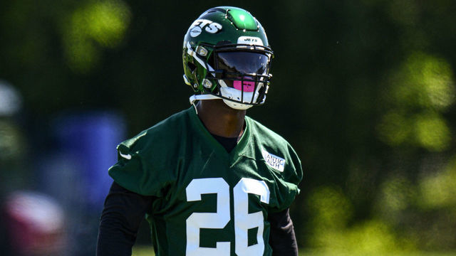 FLORHAM PARK, NJ - JUNE 04: Le'Veon Bell #26 of the New York Jets performing drills during mandatory minicamp at The Atlantic Health Jets Training Center on June 4, 2019 in Florham Park, New Jersey.