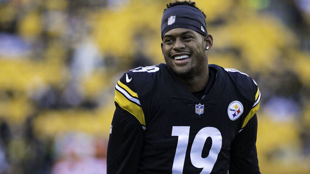 PITTSBURGH, PA -DECEMBER 30: Pittsburgh Steelers wide receiver JuJu Smith-Schuster (19) smiles at fans during the NFL football game between the Cincinnati Bengals and the Pittsburgh Steelers on December 30, 2018 at Heinz Field in Pittsburgh, PA.