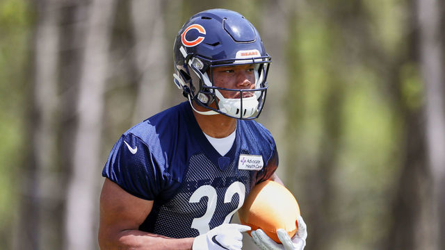 LAKE FOREST, IL - MAY 22: Chicago Bears running back David Montgomery (32) warms up in action during the Chicago Bears organized team activities or OTA on May 22, 2019 at Halas Hall in Lake Forest, IL.