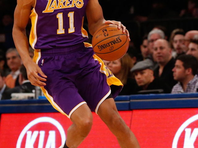 Lakers' Wesley Johnson suffers sprained ankle in loss to Mavs