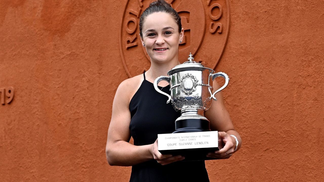 PARIS, FRANCE - JUNE 09: Winner of the women's singles Ashleigh Barty of Australia poses with the trophy during a photocall at the French Open tennis tournament at Roland Garros Stadium in Paris, France on June 09, 2019.