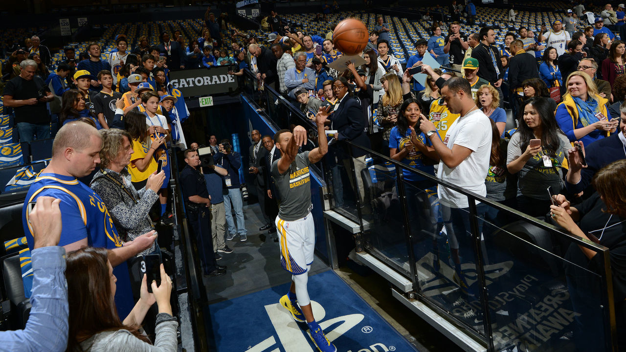 OAKLAND, CA - NOVEMBER 3: Stephen Curry #30 of the Golden State Warriors takes a shot from the tunnel before the game against the Oklahoma City Thunder on November 3, 2016 at ORACLE Arena in Oakland, California. NOTE TO USER: User expressly acknowledges and agrees that, by downloading and or using this photograph, user is consenting to the terms and conditions of Getty Images License Agreement. Mandatory Copyright Notice: Copyright 2016 NBAE