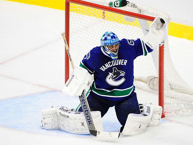 Luongo traded to Panthers: Canucks picking up 15% of contract, says Florida GM Tallon