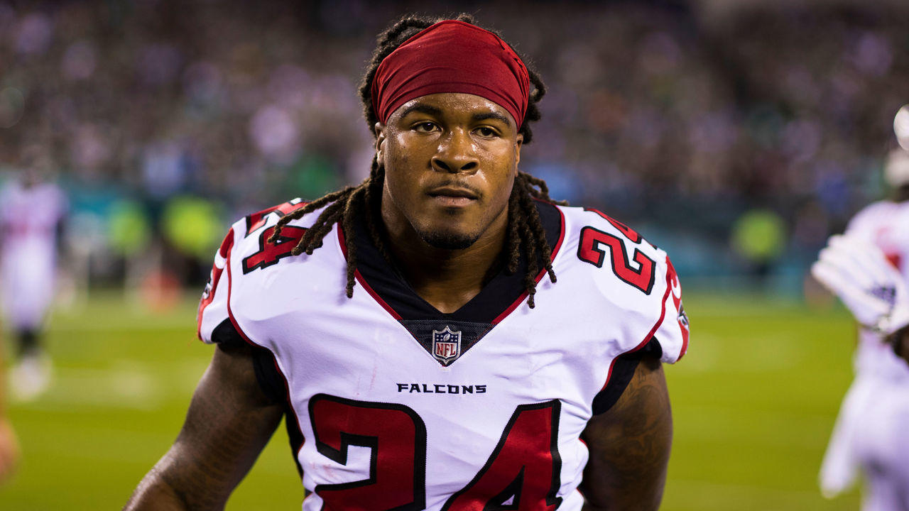 PHILADELPHIA, PA - SEPTEMBER 06: Atlanta Falcons running back Devonta Freeman (24) during an NFL regular season football game against the Philadelphia Eagles on September 6, 2018, at Lincoln Financial Field in Philadelphia, PA.