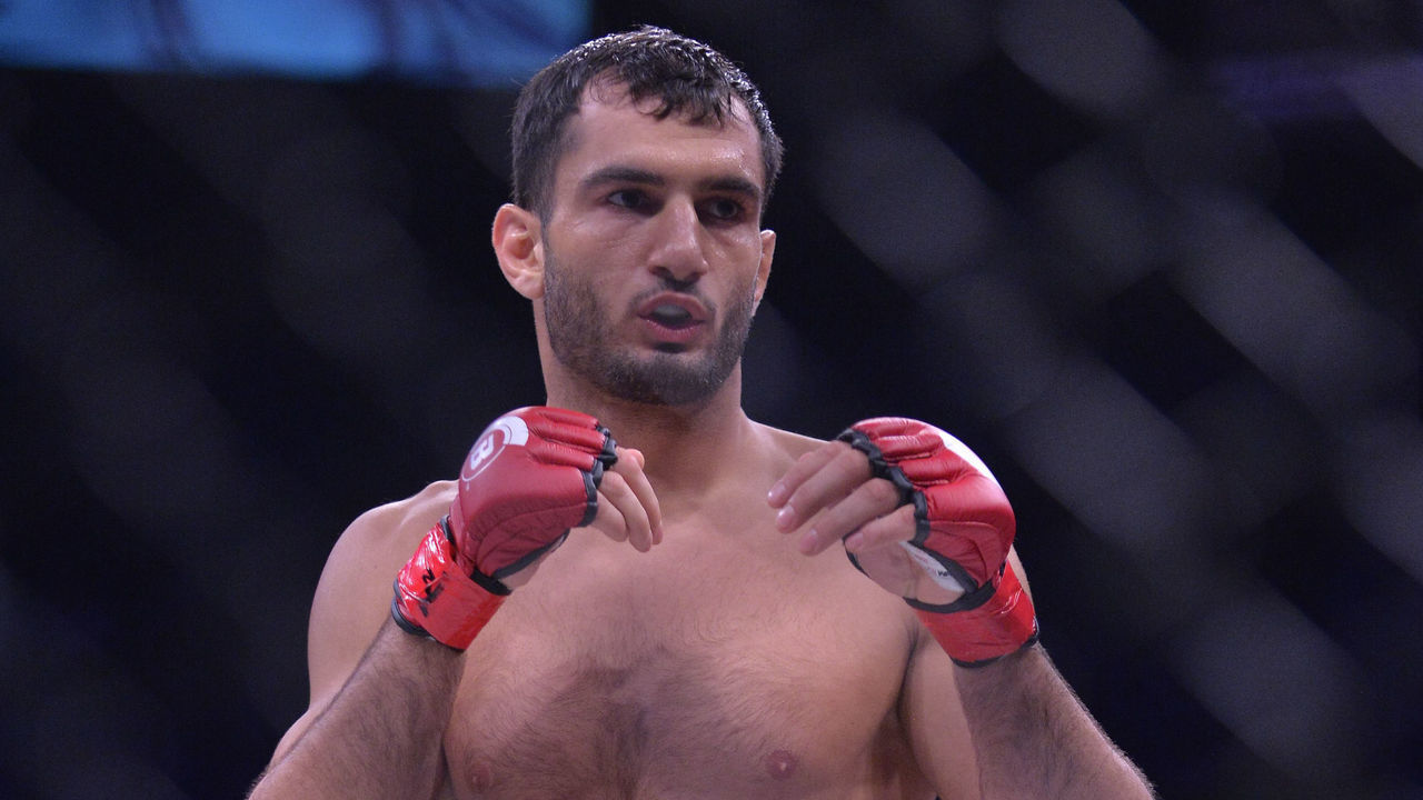 UNCASVILLE, CT - OCTOBER 20: Gegard Mousasi (red gloves) takes on Alexander Shlemenko (blue gloves) in a Middleweight bout on October 20, 2017 at Bellator 185 at the Mohegan Sun Arena in Uncasville, Connecticut. Alexander Shlemenko defeats Gegard Mousasi via decision.