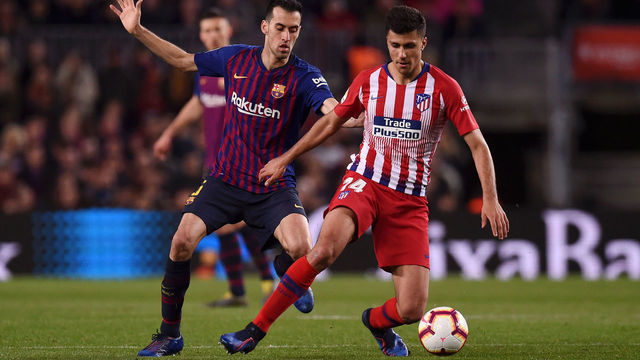 BARCELONA, SPAIN - APRIL 06: Rodri of Atletico Madrid evades Sergio Busquets of Barcelona during the La Liga match between FC Barcelona and Club Atletico de Madrid at Camp Nou on April 06, 2019 in Barcelona, Spain.