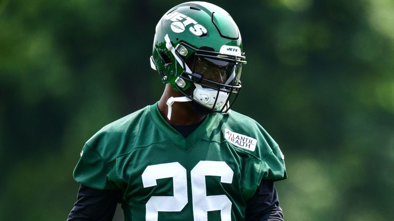 FLORHAM PARK, NJ - JUNE 05: LeVeon Bell #26 of the New York Jets during day two of mandatory minicamp at the Atlantic Health Jets Training Center on June 5, 2019 in Florham Park, New Jersey.