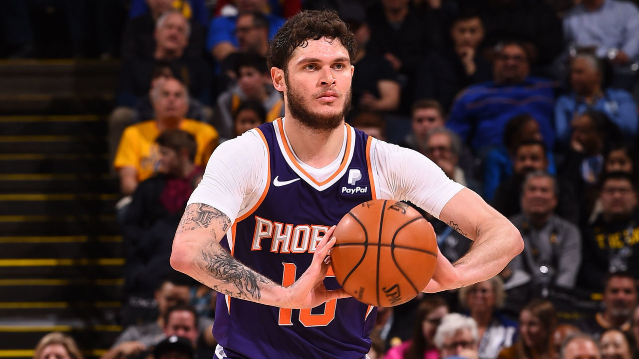 OAKLAND, CA - MARCH 10: Tyler Johnson #16 of the Phoenix Suns passes the ball against the Golden State Warriors on March 10, 2019 at ORACLE Arena in Oakland, California. NOTE TO USER: User expressly acknowledges and agrees that, by downloading and or using this photograph, user is consenting to the terms and conditions of Getty Images License Agreement. Mandatory Copyright Notice: Copyright 2019 NBAE