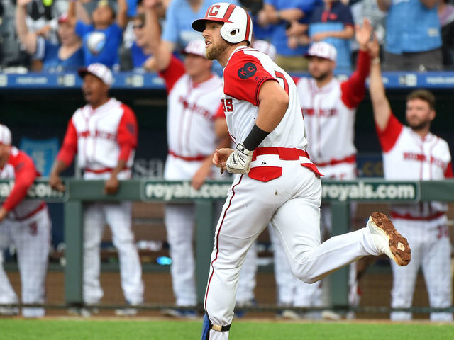 Twins' Dozier happy to remain in Minnesota