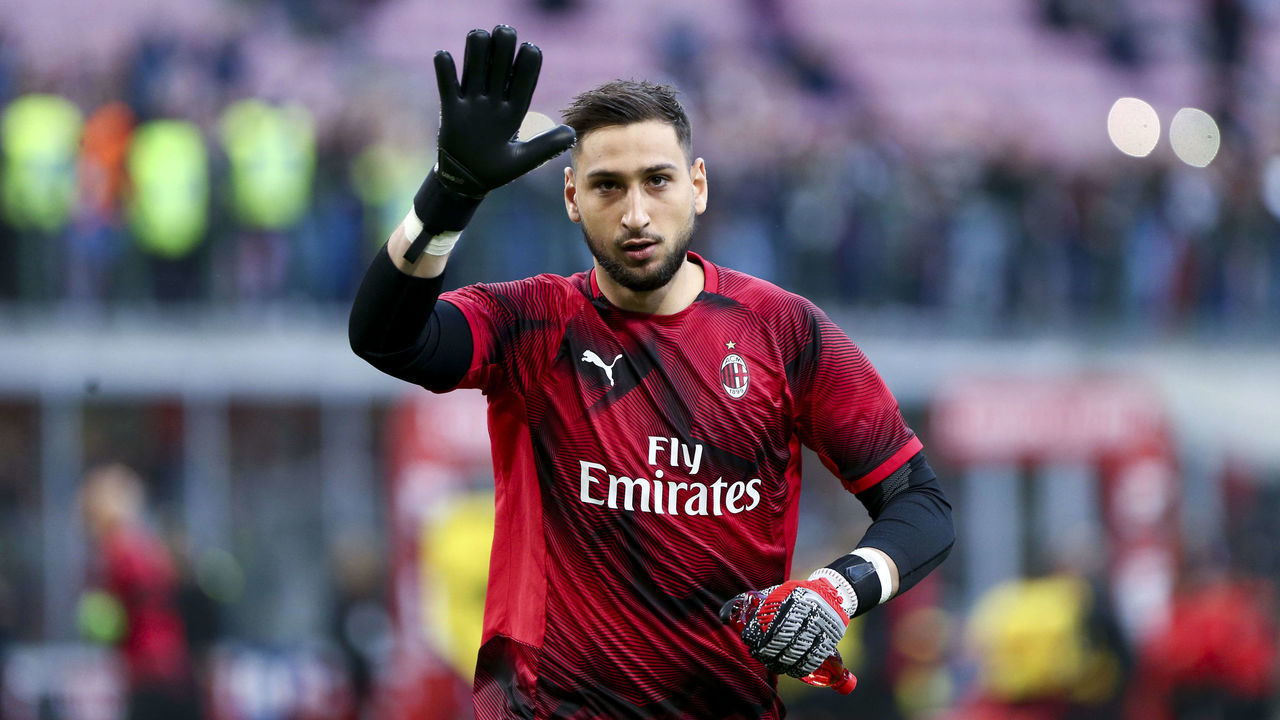 STADIO GIUSEPPE MEAZZA, MILANO, ITALY - 2019/05/06: Gianluigi Donnarumma of Ac Milan greet the fans during the Serie A football match between AC Milan and Bologna Fc . Ac Milan wins 2-1 over Bologna Fc.