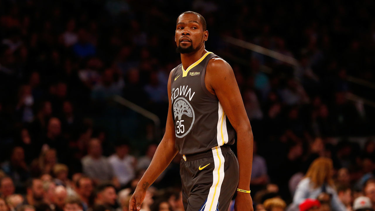 NEW YORK, NY - OCTOBER 26: Kevin Durant #35 of the Golden State Warriors in action against the New York Knicks at Madison Square Garden on October 26, 2018 in New York City. Golden State Warriors defeated the New York Knicks 128-100.