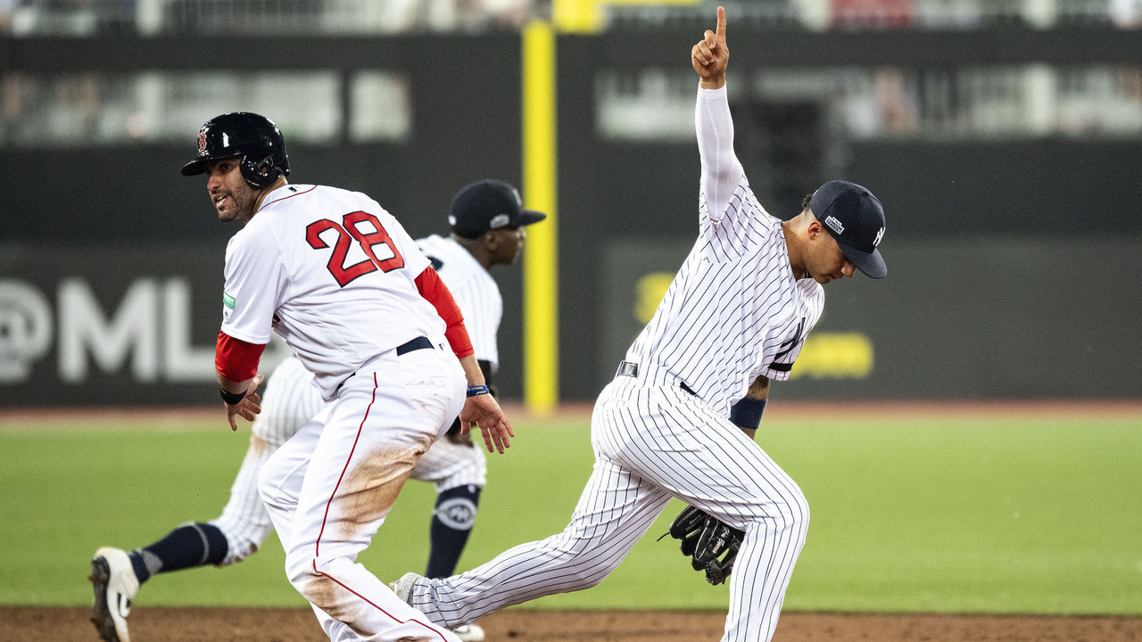 Yanks top Sox 17-13 in MLB Euro debut