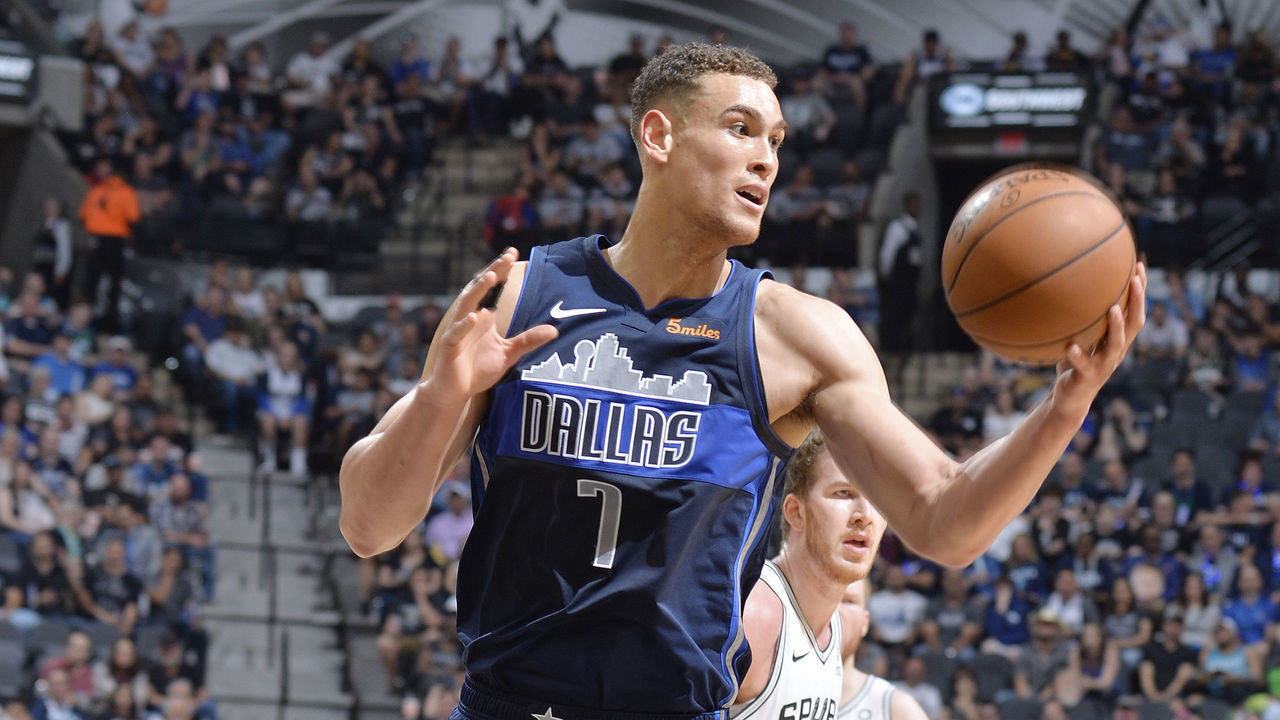 SAN ANTONIO, TX - APRIL 10: Dwight Powell #7 of the Dallas Mavericks handles the ball during the game against the San Antonio Spurs on April 10, 2019 at the AT&T Center in San Antonio, Texas. Mandatory Copyright Notice: Copyright 2019 NBAE (Photos by Mark Sobhani/NBAE via Getty Images)