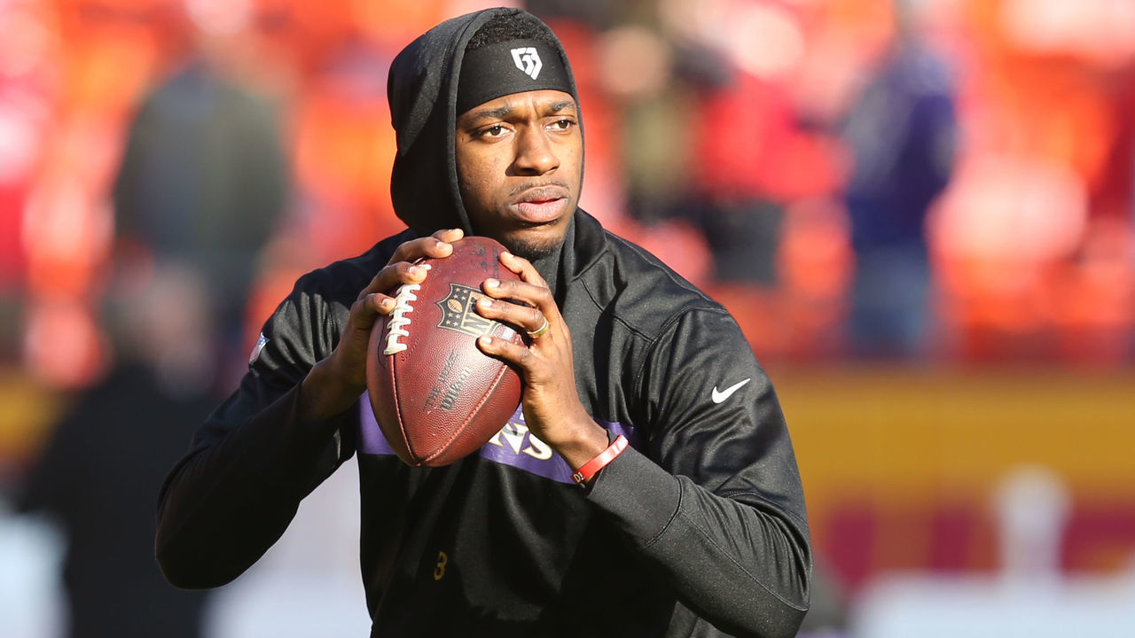 KANSAS CITY, MO - DECEMBER 09: Baltimore Ravens quarterback Robert Griffin III (3) looks to pass in warm ups before an NFL game between the Baltimore Ravens and Kansas City Chiefs on December 9, 2018 at Arrowhead Stadium in Kansas City, MO.