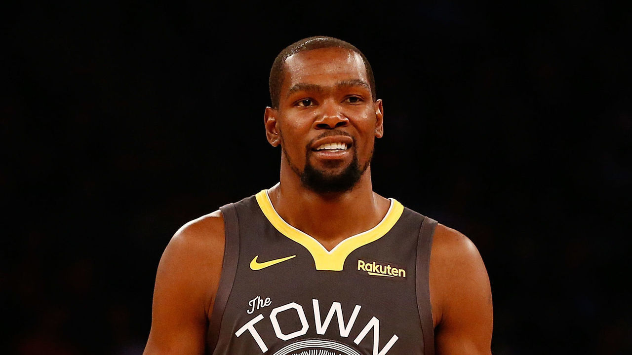NEW YORK, NY - OCTOBER 26: Kevin Durant #35 of the Golden State Warriors in action against the New York Knicks at Madison Square Garden on October 26, 2018 in New York City. Golden State Warriors defeated the New York Knicks 128-100.
