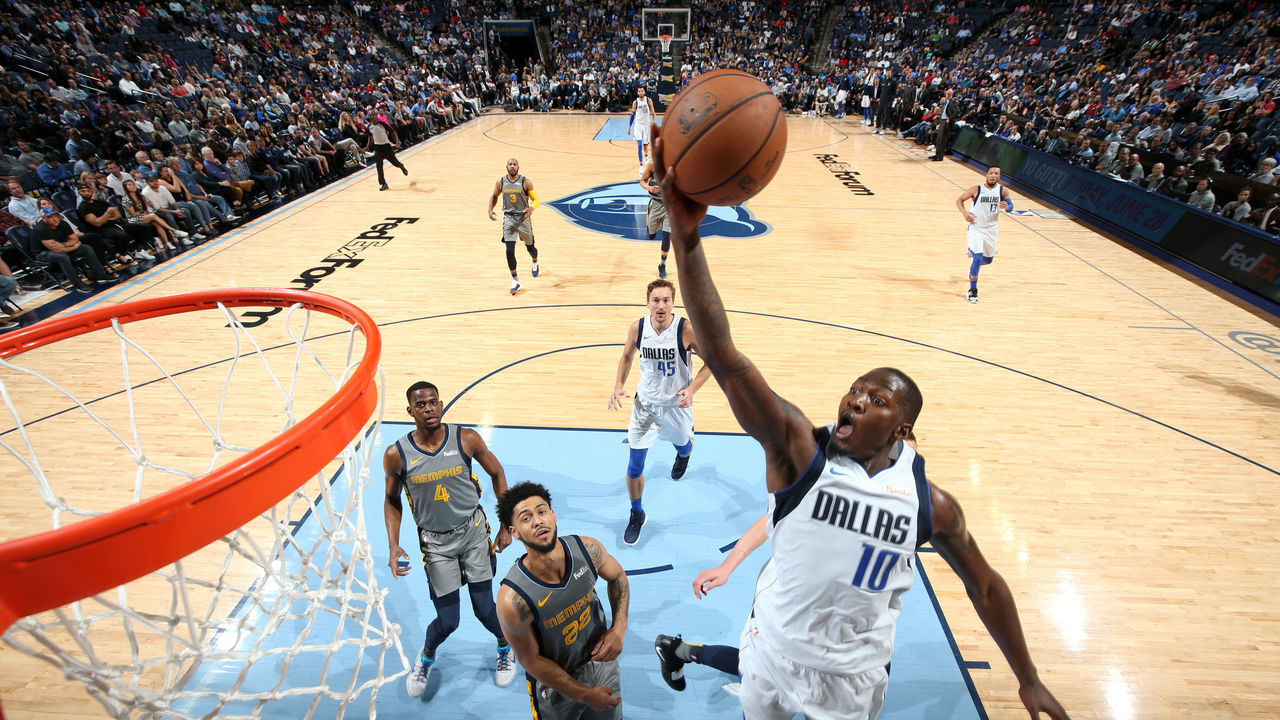 MEMPHIS, TN - APRIL 7: Dorian Finney-Smith #10 of the Dallas Mavericks shoots the ball against the Memphis Grizzlies on April 7, 2019 at FedExForum in Memphis, Tennessee. Mandatory Copyright Notice: Copyright 2019 NBAE
