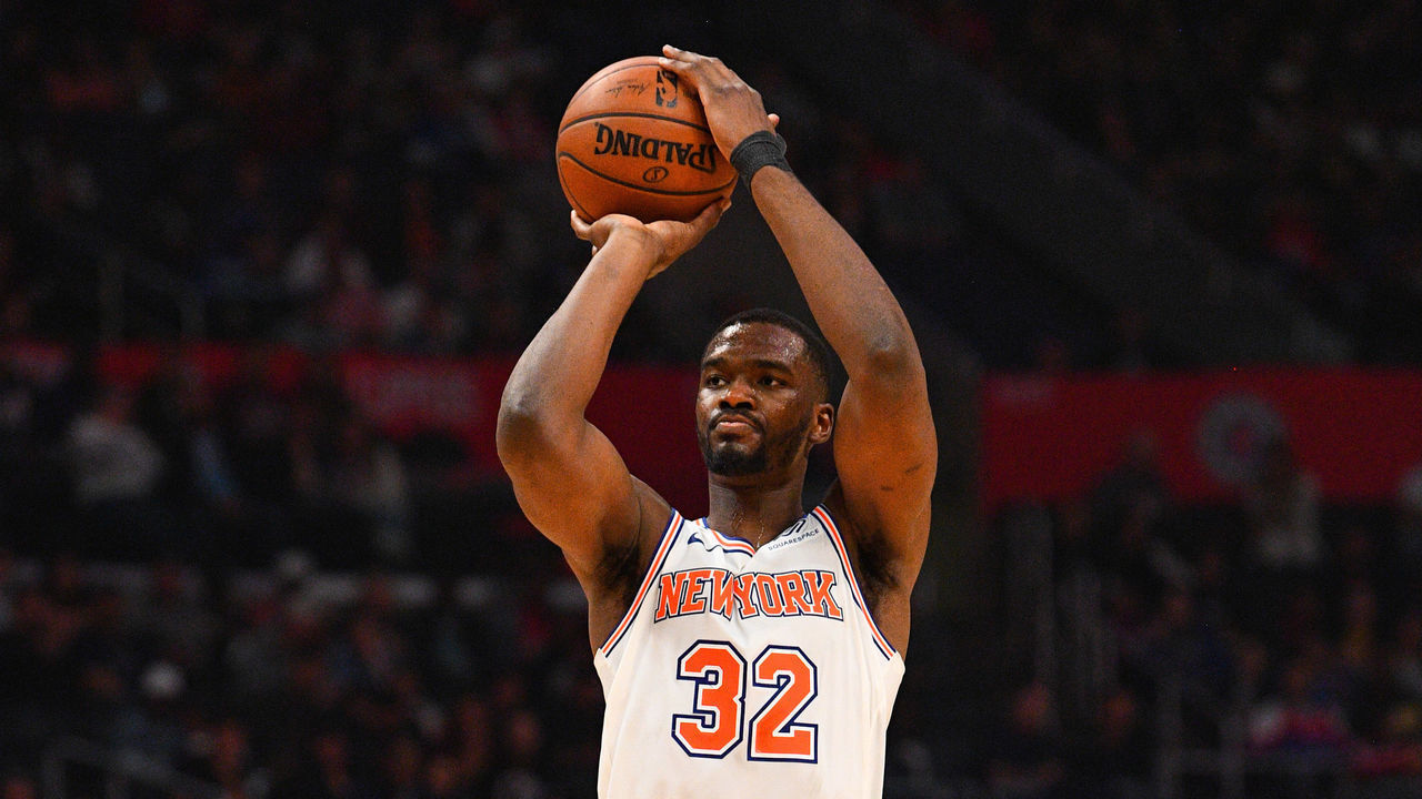 LOS ANGELES, CA - MARCH 03: New York Knicks Forward Noah Vonleh (32) shoots the ball during a NBA game between the New York Knicks and the Los Angeles Clippers on March 3, 2019 at STAPLES Center in Los Angeles, CA.
