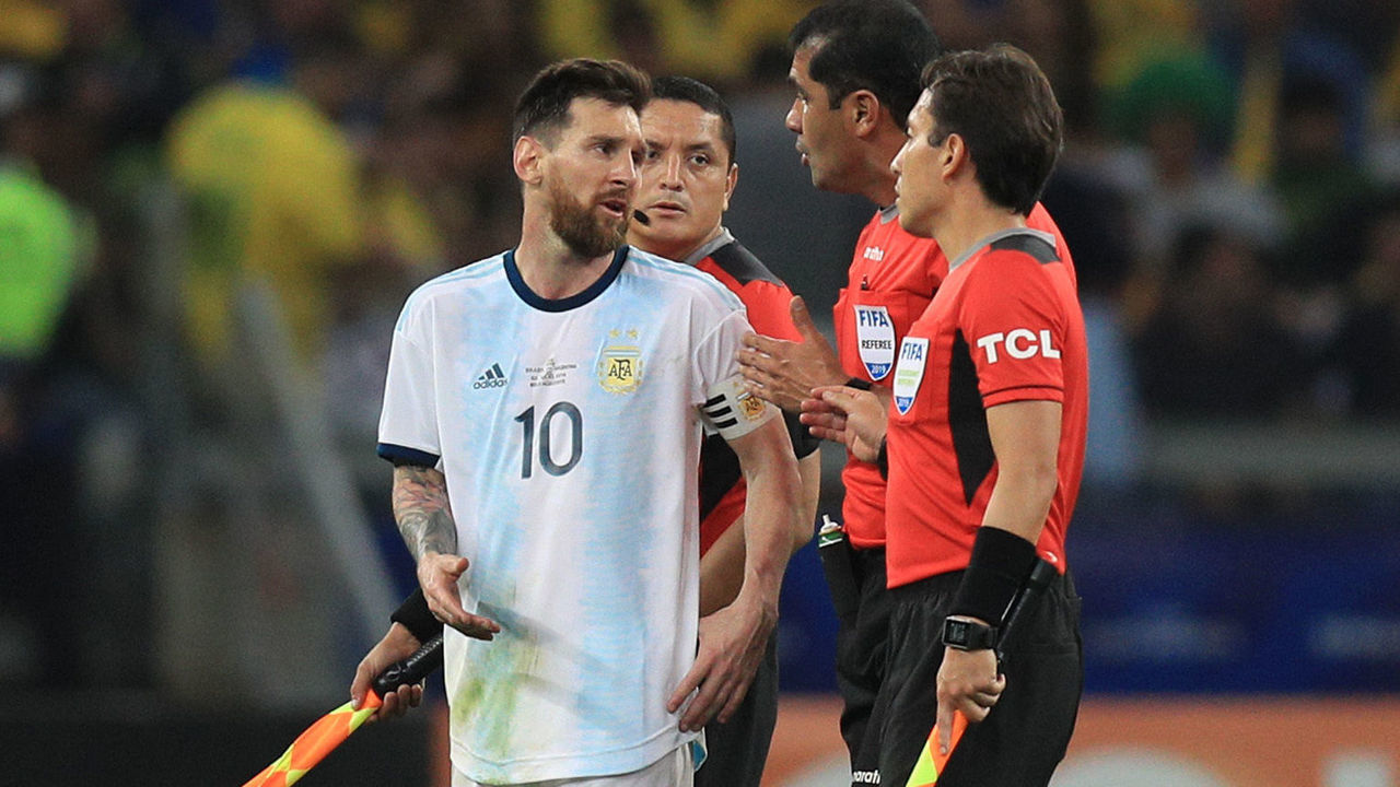 BELO HORIZONTE, BRAZIL - JULY 02: Lionel Messi of Argentina talks with referee Roddy Zambrano during the Copa America Brazil 2019 Semi Final match between Brazil and Argentina at Mineirao Stadium on July 02, 2019 in Belo Horizonte, Brazil.