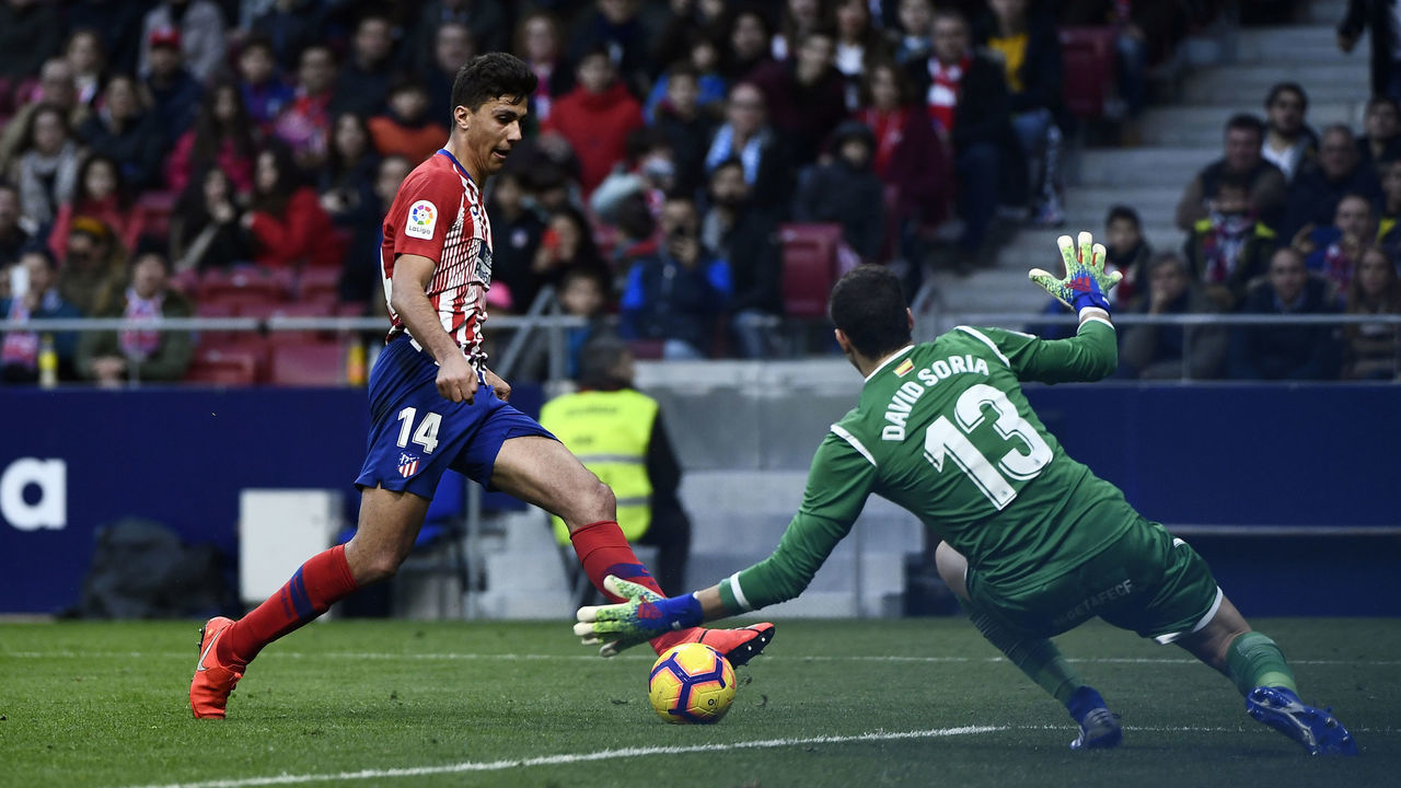 Atletico Madrid's Spanish midfielder Rodri (L) challenges Getafe's Spanish goalkeeper David Soria during the Spanish league football match between Club Atletico de Madrid and Getafe CF at the Wanda Metropolitano stadium in Madrid on January 26, 2019.