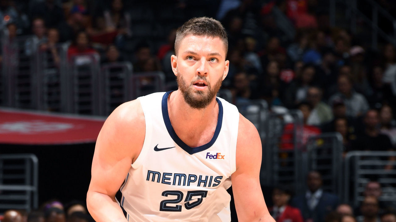 LOS ANGELES, CA - MARCH 31: Chandler Parsons #25 of the Memphis Grizzlies handles the ball against the LA Clippers on March 31, 2019 at STAPLES Center in Los Angeles, California. NOTE TO USER: User expressly acknowledges and agrees that, by downloading and/or using this photograph, user is consenting to the terms and conditions of the Getty Images License Agreement. Mandatory Copyright Notice: Copyright 2019 NBAE