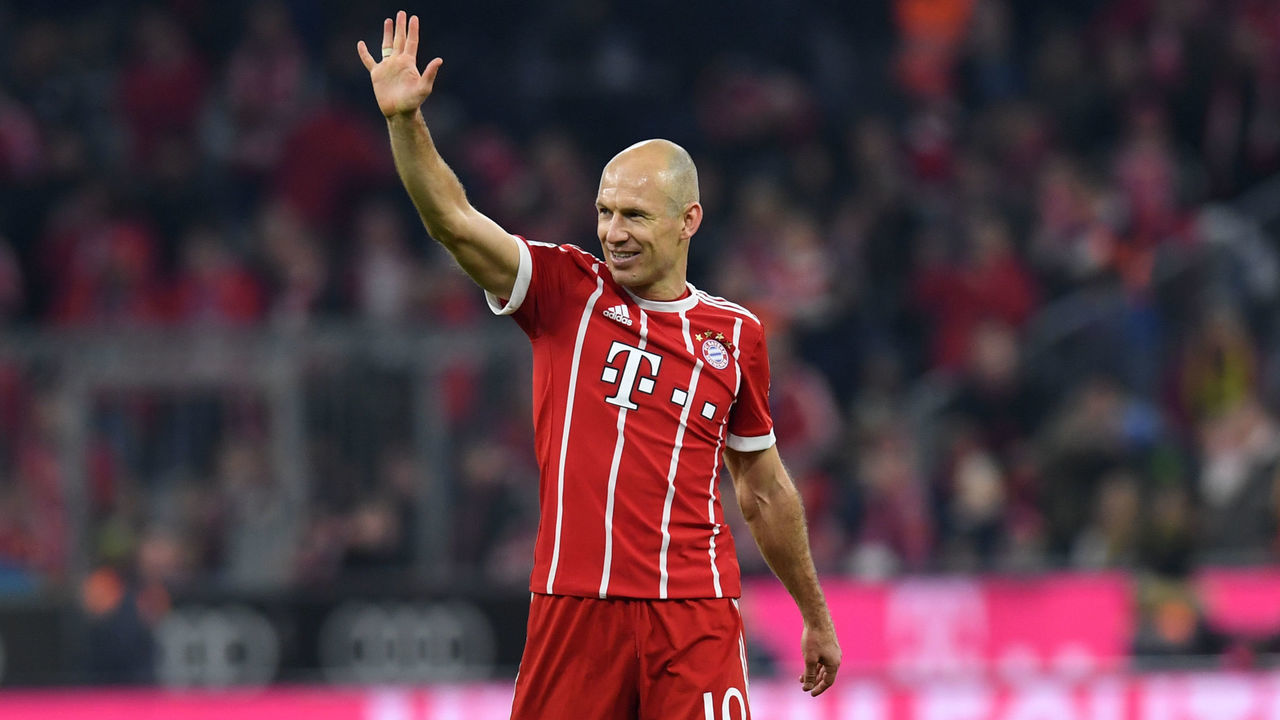 Bayern Munich's Dutch midfielder Arjen Robben waves at the end of the German first division Bundesliga football match FC Bayern Munich vs Borussia Dortmund in Munich, southern Germany, on March 31, 2018. / AFP PHOTO / Christof STACHE / RESTRICTIONS: DURING MATCH TIME: DFL RULES TO LIMIT THE ONLINE USAGE TO 15 PICTURES PER MATCH AND FORBID IMAGE SEQUENCES TO SIMULATE VIDEO. == RESTRICTED TO EDITORIAL USE == FOR FURTHER QUERIES PLEASE CONTACT DFL DIRECTLY AT + 49 69 650050