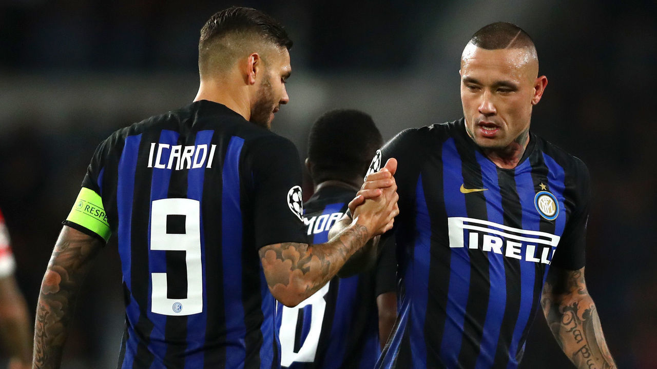 EINDHOVEN, NETHERLANDS - OCTOBER 03: Radja Nainggolan of Inter Milan celebrates with team mate Mauro Icardi after scoring his side's first goal during the Group B match of the UEFA Champions League between PSV and FC Internazionale at Philips Stadion on October 3, 2018 in Eindhoven, Netherlands.