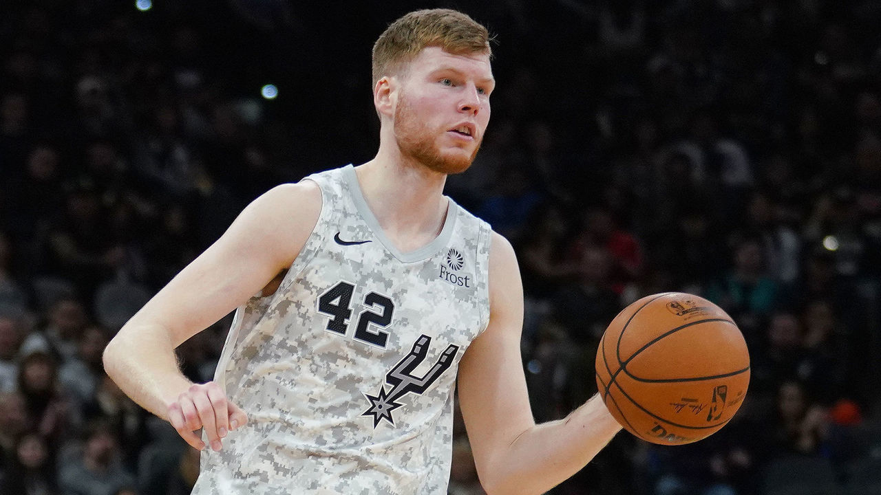 SAN ANTONIO, TX - MARCH 2: Davis Bertans #42 of the San Antonio Spurs drives to the basket during the game against the Oklahoma City Thunder on March 2, 2019 at the AT&T Center in San Antonio, Texas. Mandatory Copyright Notice: Copyright 2019 NBAE (Photos by Darren Carroll/NBAE via Getty Images)