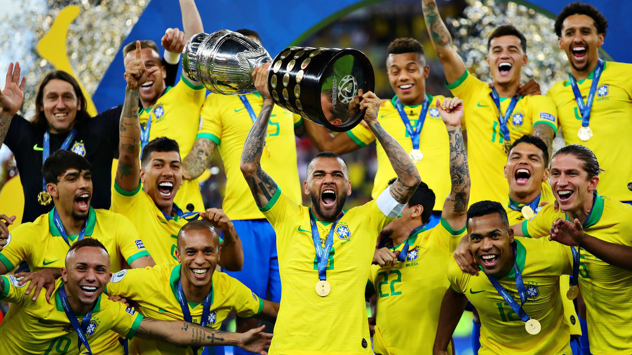 RIO DE JANEIRO, BRAZIL - JULY 07: Dani Alves of Brazil and his team celebrate with the trophy during the Copa America Brazil 2019 Final match between Brazil and Peru at Maracana Stadium on July 07, 2019 in Rio de Janeiro, Brazil.