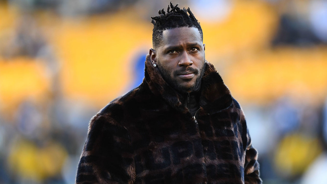PITTSBURGH, PA - DECEMBER 30: Antonio Brown #84 of the Pittsburgh Steelers looks on during warmups prior to the game against the Cincinnati Bengals at Heinz Field on December 30, 2018 in Pittsburgh, Pennsylvania.