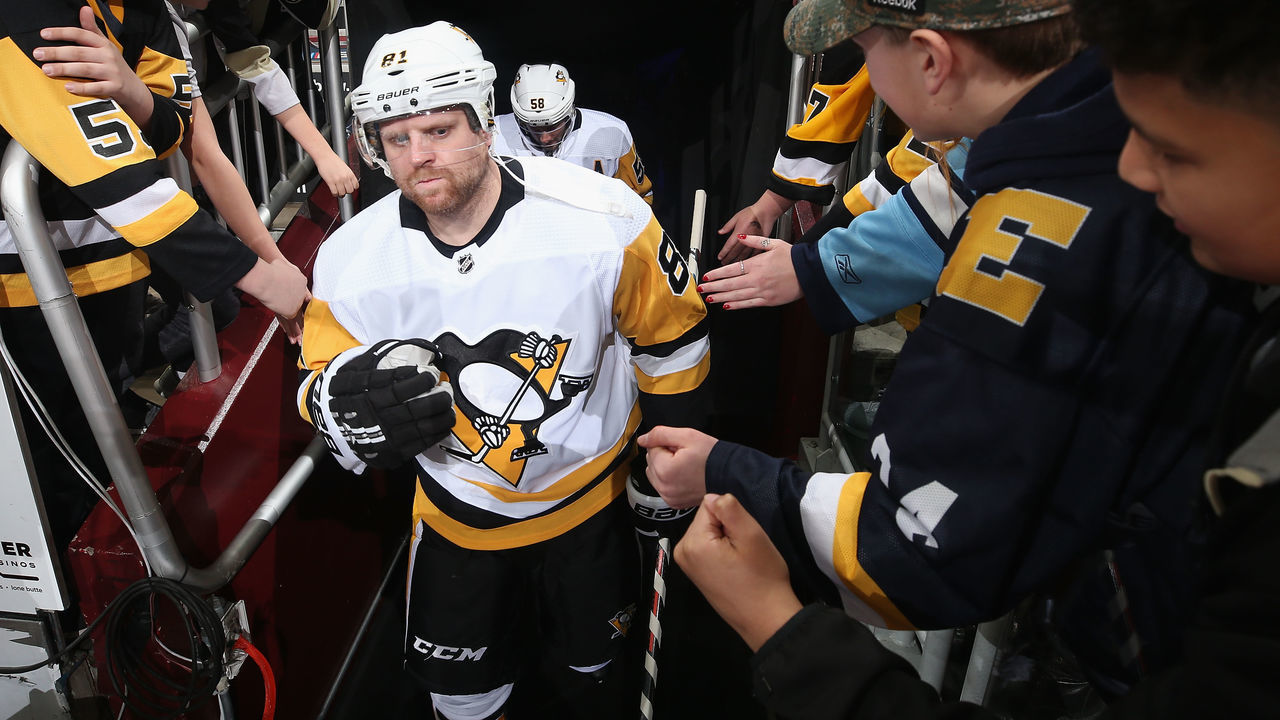 GLENDALE, ARIZONA - JANUARY 18: Phil Kessel #81 of the Pittsburgh Penguins takes the ice before the NHL game against the Arizona Coyotagainst the Arizona Cardinalsat Gila River Arena on January 18, 2019 in Glendale, Arizona.
