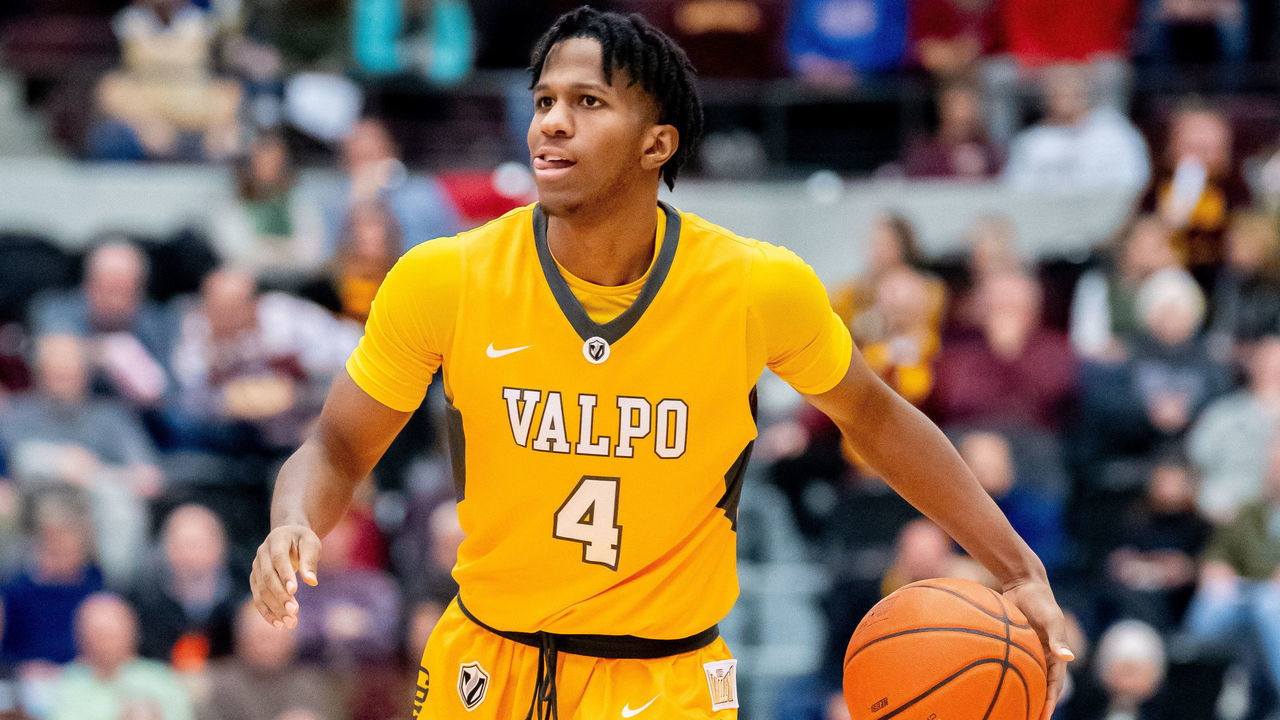 CHICAGO, IL - JANUARY 15: Valparaiso Crusaders guard Bakari Evelyn (4) controls the ball during a game between the Valparaiso Crusaders and the Loyola-Chicago Ramblers on January 15, 2019, at the Joseph J. Gentile Arena in Chicago, IL.
