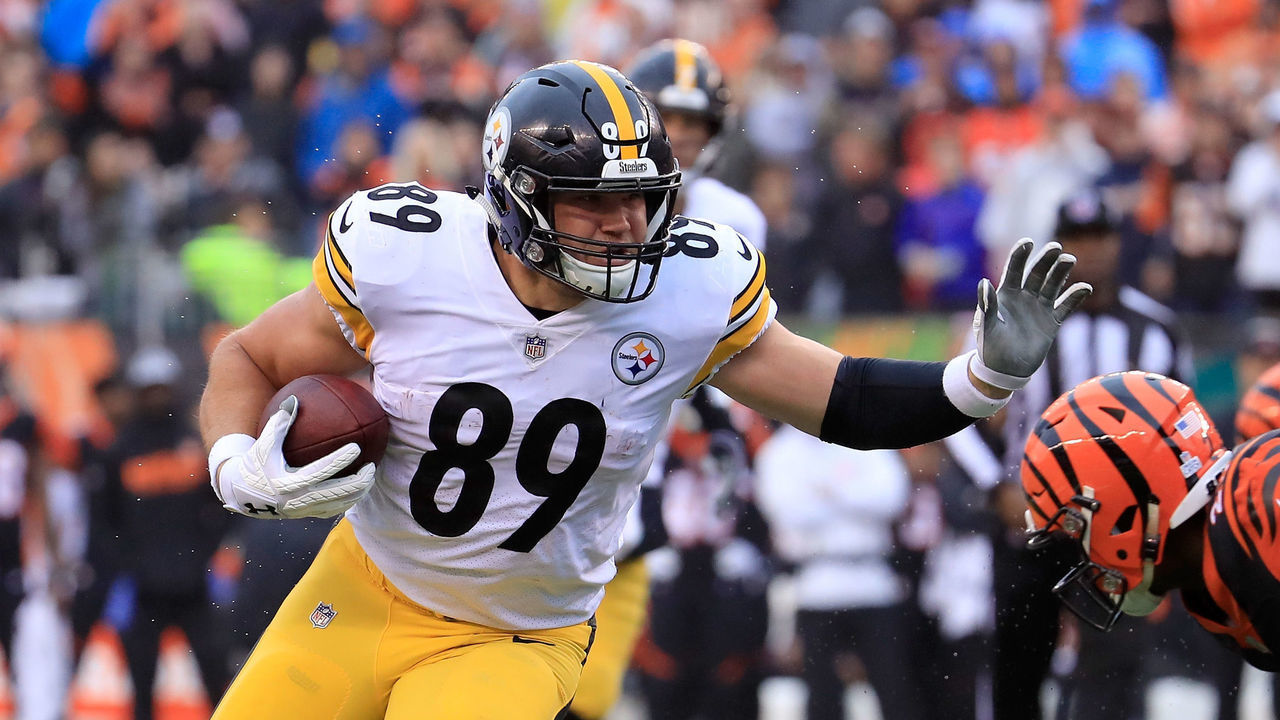 CINCINNATI, OH - OCTOBER 14: Vance McDonald #89 of the Pittsburgh Steelers runs with the ball against the Cincinnati Bengals at Paul Brown Stadium on October 14, 2018 in Cincinnati, Ohio.